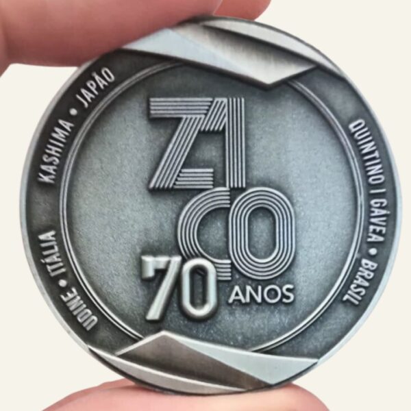 Medalha 'Zico 70 Anos' - Prata Envelhecida + Expositor - Image 3