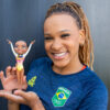 Estatueta Mini Idol Rebeca Andrade / Autógrafo Manual - Lote Limitado com Copo + Card sem autógrafo